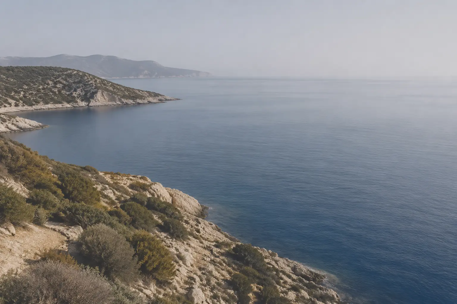 Ήρεμη ελληνική ακτογραμμή και ανοιχτός ορίζοντας